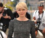 Michelle Williams adopte le beauty look nude.