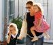 Jennifer Garner, enceinte, avec ses filles Violet et Seraphina à Los Angeles le 7 octobre 2011