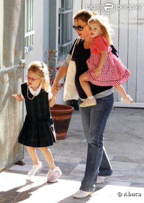 Jennifer Garner, enceinte, avec ses filles Violet et Seraphina à Los Angeles le 7 octobre 2011