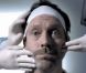 Hugh Laurie se laisse chouchouter entre les mains d'un Expert