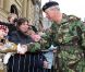 Le prince Charles, en colonel, réjouit le public, et 'Captain' Harry le divertit