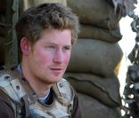 Le prince Harry en Afghanistan, dans la province du Helmand, au début de l\'année 2008. Le fils du prince Charles, \'Captain Wales\' pur la RAF, aspire à être déployé à nouveau en Afghanistan, après la fin de son entraînement sur Apache, fin 2011.<br />