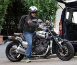 Eros Ramazzotti, un jeune papa en mode biker, à Milan le 10 octobre 2011.