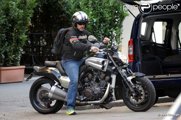 Eros Ramazzotti, un jeune papa en mode biker, à Milan le 10 octobre 2011.