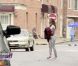 Emilie, dans les rues de New York, pieds nus (épisode Les Anges de la Télé-Réalité 3 du mardi 11 octobre 2011).