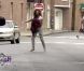 Emilie, dans les rues de New York, pieds nus (épisode Les Anges de la Télé-Réalité 3 du mardi 11 octobre 2011).