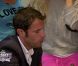 Fabrice révèle à Annaëlle et Stéphanie les photos de leur book (épisode Les Anges de la Télé-Réalité 3 du mardi 11 octobre 2011).