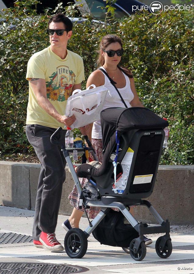 Johnny Knoxville accompagné de sa fille aînée Madison, de sa femme enceinte Naomi et de leur fils Rocko, à New York, le 18 août 2011.