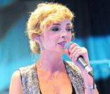 La belle Claire Keim en pleine chanson en septembre 2011 à Paris