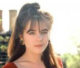 La frange et la demi-queue volumineuse de Liz Hurley sont dans l'air du temps ! Pour le moment, la star en devenir semble novice en matière de maquillage et ne touche pas encore à ses sourcils épais. 3 février 1994 