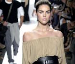 Le top Hilary Rhoda, ultra-demandée, est de tous les catwalks. Et elle inonde le monde de son charisme et de son charme. 