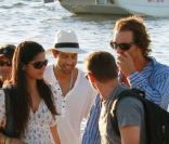 Matthew McConaughey, sa femme Camila Alves, Channing Tatum et l\'équipe de Magic Mike, sur une plage de Miami le 12 octobre 2011.