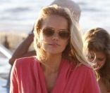Mircea Monroe revient du tournage de Magic Mike, sur une plage de Miami le 12 octobre 2011
