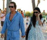 L\'acteur Matthew McConaughey et sa femme Camila Alves, près du tournage de Magic Mike, sur une plage de Miami le 12 octobre 2011, au milieu de quelques fans.<br />