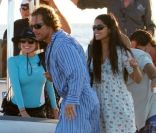 L\'acteur Matthew McConaughey, sa femme Camila Alves, Alex Pettyfer et Kevin Nash reviennent du tournage de Magic Mike, sur une plage de Miami le 12 octobre 2011.