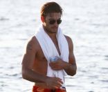 Alex Pettyfer sur une plage de Miami le 12 octobre 2011 pour le tournage de Magic Mike.<br />