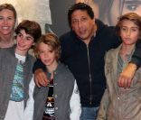 Smaïn, sa compagne Sid et son fils Rayanne arrivent au Palais des Sports pour découvrir la comédie musicale Dracula, l'Amour plus fort que la Mort. 14 octobre 2011
