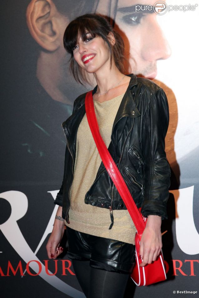 Jennifer Ayache arrive au Palais des Sports pour découvrir la comédie musicale Dracula, l'Amour plus fort que la Mort. 14 octobre 2011