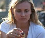 Diane Kruger et Ludivine Sagnier dans Pieds nus sur les limaces. 