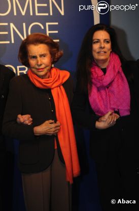 Liliane Bettencourt et sa fille Françoise Bettencourt-Meyers le 3 mars 2011 à Paris dans les quartiers généraux de l'UNESCO 
