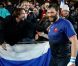 Lionel Nallet célèbre sa victoire en demi-finale de la Coupe du monde de rugby avec les supporters dans l'Eden Park d'Auckland le 15 octobre 2011