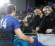 Vincent Clerc célèbre sa victoire en demi-finale de la Coupe du monde de rugby avec les supporters dans l'Eden Park d'Auckland le 15 octobre 2011