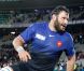 Lionel Nallet célèbre sa victoire en demi-finale de la Coupe du monde de rugby avec les supporters dans l'Eden Park d'Auckland le 15 octobre 2011
