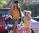 Denise Richards, une maman attendrissante avec ses trois poupées
