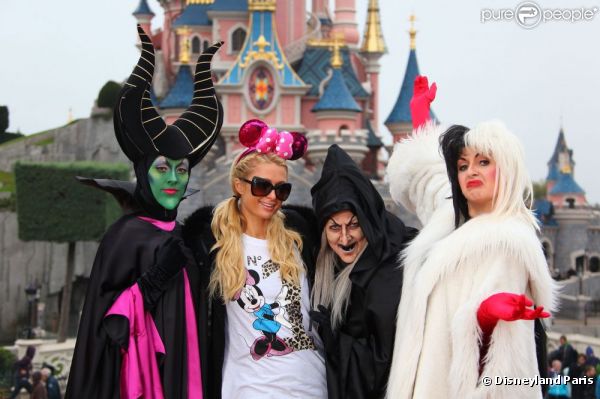 Paris Hilton au parc d'attraction Disneyland Paris, le 18 octobre 2011