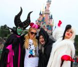 Paris Hilton entourée de Blanche Neige, Cruella et Maléfique au parc d\'attraction Disneyland Paris, le 18 octobre 2011