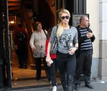Paris Hilton fait du shopping à Paris le 17 octobre 2011
