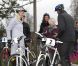  La course cycliste Birkenbeiner, un grand classique de la région... Haakon et Mette-Marit ont toutefois été exemptés de la totalité du parcours (94km !). 
 Le prince Haakon et la princesse Mette-Marit de Norvège en visite à Rena le 18 octobre 2011. 