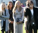 Ronnie Wood, à peine séparé, amoureux de la jeune diplômée Nicola Sargent