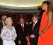 Elizabeth II, charmée par une géante, ignore la polémique de la révérence