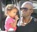 La petite Lou dans les bras de son papa Seal, à Brentwood (L.A.), le 22 octobre 2011.