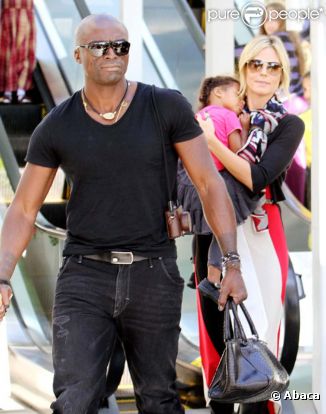 La petite Lou dans les bras de sa maman Heidi Klum et Seal, à Brentwood (L.A.), le 22 octobre 2011.