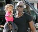 La petite Lou dans les bras de son papa Seal, à Brentwood (L.A.), le 22 octobre 2011.