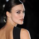Keira Knightley : Son beau sourire rayonne au milieu des hommes