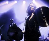Julien Doré, le cheveu de plus en plus long, à l\'Olympia, à Paris, le 24 octobre 2011.