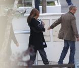 Carla Bruni-Sarkozy à la sortie de la Clinique de la Muette le dimanche 23 octobre 2011