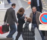 Carla Bruni-Sarkozy à la sortie de la Clinique de la Muette le dimanche 23 octobre 2011