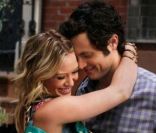 Hilary Duff incarne Olivia Burke, une jeune femme qui file le parfait amour avec Dan Humphrey (Penn Badgley)