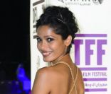 Freida Pinto dans une robe Salvatore Ferragamo lors de la présentation du film Or Noir au festival du film de Tribeca à Doha le 25 octobre 2011