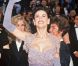 Demi Moore, tout sourire à son arrivée aux Oscars, aurait mieux fait de choisir une autre robe... et une autre coiffure. Los Angeles, le 1er avril 1992. 