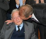 Robert Lamoureux en avril 2009, honoré par Bertrand Delanoë et entouré par ses amis 
