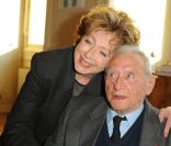 Robert Lamoureux en avril 2009 pose avec Marthe Mercadier 
