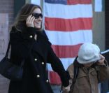 Souriante, Sarah Jessica Parker se balade avec son fils cagoulé James, dans les rues de New York. Le 28 octobre 2011.