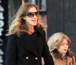 L\'actrice Sarah Jessica Parker, main dans la main avec son fils James, à sa sortie de l\'école. New York, le 28 octobre 2011.