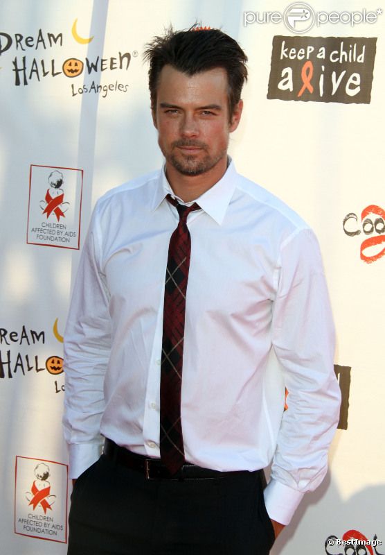 Josh Duhamel lors du 18e évènement annuel Dream Halloween Los Angeles au profit des enfants malades, organisé par Aids Foundation et Keep a Child Alive au Barker Hangar à Santa Monica le 29 octobre 2011