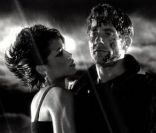 Rosario Dawson aime Clive Owen dans Sin City.